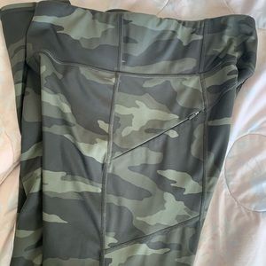 Athleta Camo Contender 7/8 Tight Sz Medium